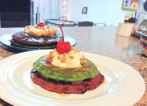 Pancakes!
Con harina integral y linaza con espinacas (verde) y betabel (rosa) servidos con manzana verde caramelizada y crema dulce de soya, con miel de Maple, nuez y cereza at Mexico Lindo y Vegetariano in Mexicali