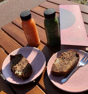 Vegan banana bread and healthy juices at Sajoer - Statensingel in Rotterdam