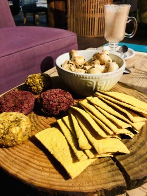 Hamburguesas, champiñones asados y galletas, una parte de la tabla vegana 🌱  at La Casa Organica in Santiago