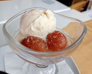 Gulab jamun con helado de vainilla at Delhi Darbar in Tenerife