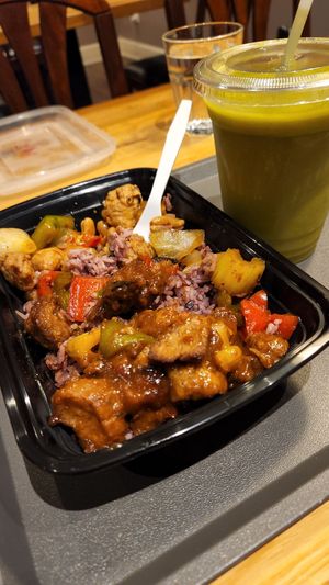Sweet and Sour Chicken, Cashew Chicken, Beans and Rice, and a Mango Matcha Smoothie. Mind blown 🤯 at Mathilda's in Oshawa