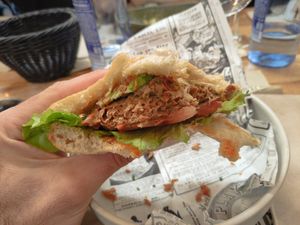 Hamburguesa de proteína de guisante #Veganuary at The Veggie Carmen in Santiago De Compostela