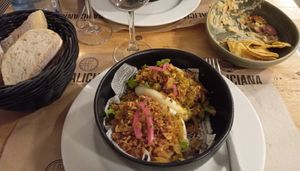 Bao de Heura con verduras e cebola. Hummus con verduras e nachos (xa acabado case), que tiña tamén mutaball (non especificado en carta pero bastante bo). at The Veggie Carmen in Santiago De Compostela
