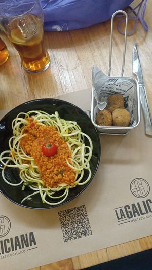 Croquetas y spaghetti de calabacín at The Veggie Carmen in Santiago De Compostela