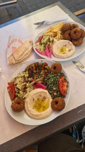 Two different plates - one vegan plate, one falafel plate at Damaskus Falafel Haus in Offenbach