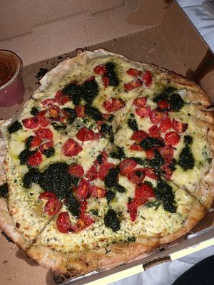 White pizza with tomatoes and pesto 😍 at Alternative Plate in Lake Como