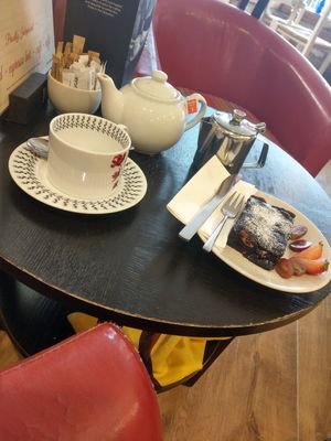 Pot of speciality tea (chilli chai) with vegan brownie at Murray's in Barmouth