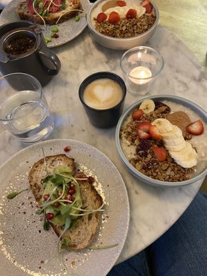 Avocado toast, porridge, cappuccino #Veganuary at Green Hippo in Helsinki