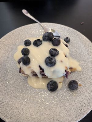 Blueberry pie/crumble with vanilla sauce at Green Hippo in Helsinki