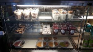 Smoothie bowls, smoothies and chia pudding at Green Hippo in Helsinki