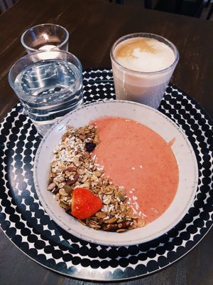 My smoothie bowl and a latte at Green Hippo in Helsinki