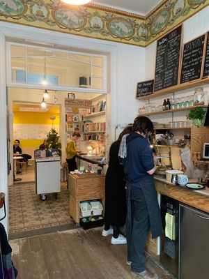 Food & books at Cosimo in Antwerpen