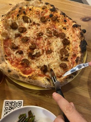 Pizza con chorizo vegano at Mano a Mano in Cartagena