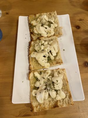 Tostadas con mozarela vegano y ajo   at Mano a Mano in Cartagena