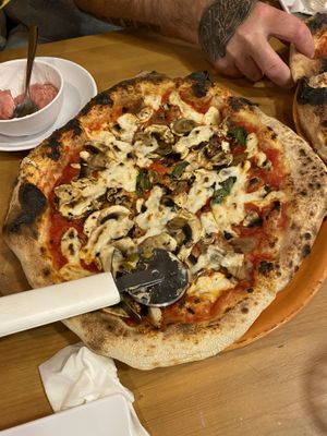 Pizza con champiñones y mozarela  at Mano a Mano in Cartagena