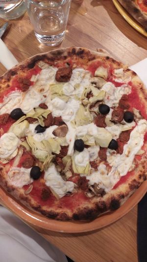 Caprichosa pizza at Mano a Mano in Cartagena