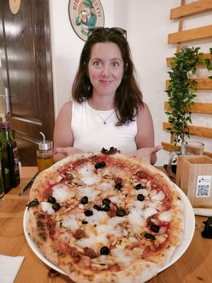 Pizza familiar caprichosa at Mano a Mano in Cartagena