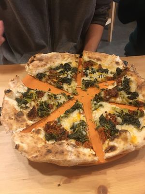 Friarielli vegan pizza at Mano a Mano in Cartagena