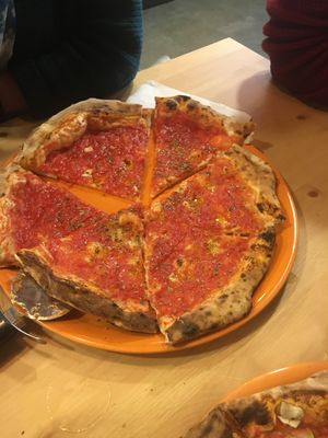 Napoli pizza at Mano a Mano in Cartagena