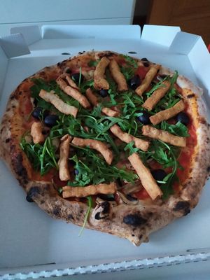 Vegan pizza at Mano a Mano in Cartagena