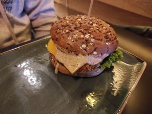 Zeitgeist im Mehrkornbrötchen at Hans im Glück in Leipzig