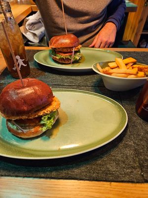 GLÜCKSGRIFF BURGER: vegane Hähnchenalternative im Knuspermantel & vegane Mayo, 1x mit Chips,1x mit karamellisierten Zwiebeln at Hans im Glück in Leipzig