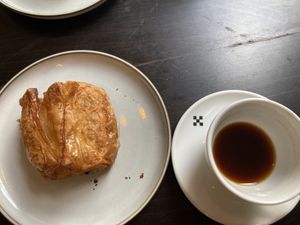 Pain au chocolat et un café at Zoï Kitchen - La Boutique in Lyon