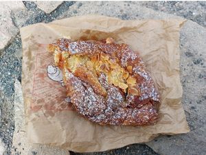 Pastry with almonds at Zoï Kitchen - La Boutique in Lyon