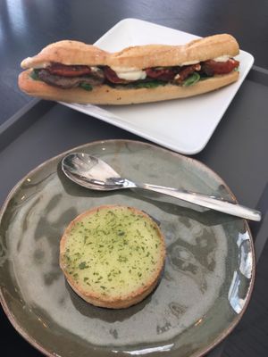 Sandwich with grilled vegetables and mozzarella.
Lemon and basil tart at Zoï Kitchen - La Boutique in Lyon