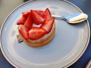 Strawberry and cream at Zoï Kitchen - La Boutique in Lyon