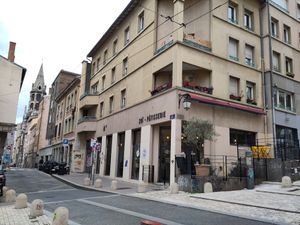 nice outdoor seating at Zoï Kitchen - La Boutique in Lyon