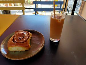 Cinnamon roll and iced coffee at Zoï Kitchen - La Boutique in Lyon