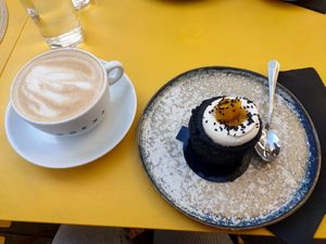 Chai latte and black sesame cake at Zoï Kitchen - La Boutique in Lyon