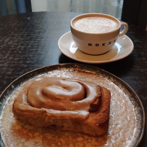 Cinnamon roll and Latte Speculoos at Zoï Kitchen - La Boutique in Lyon