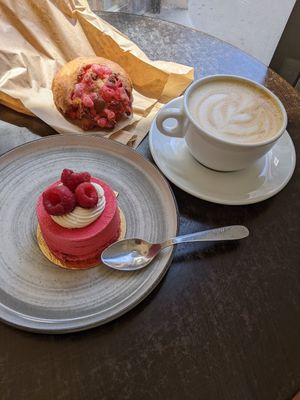 Raspberry patisserie, praline brioche, and latte at Zoï Kitchen - La Boutique in Lyon