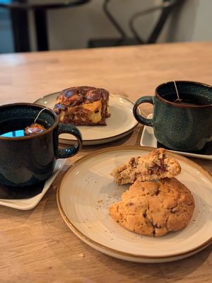 Roulé au chocolat and cookie pecan 🌱 super nice at Zoï Kitchen - La Boutique in Lyon