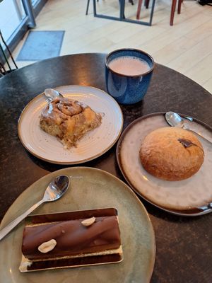 Snickers, Brioche and cinnamon roll at Zoï Kitchen - La Boutique in Lyon