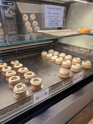cakes at Zoï Kitchen - La Boutique in Lyon