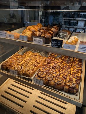cinnamon rolls and brioches at Zoï Kitchen - La Boutique in Lyon