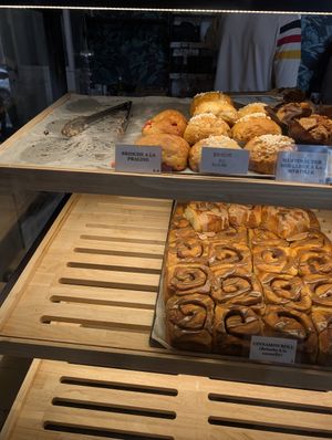 cinnamon rolls and brioches at Zoï Kitchen - La Boutique in Lyon
