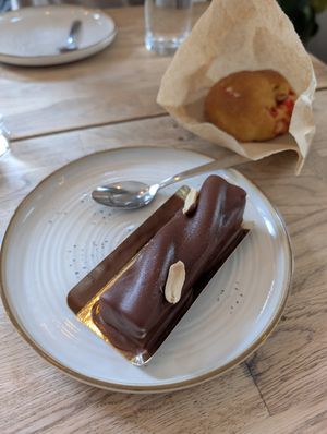 snickers cake at Zoï Kitchen - La Boutique in Lyon