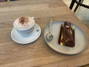 Un cappuccino et un snickers😄 at Zoï Kitchen - La Boutique in Lyon