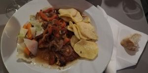 Tofu com pimentos, cebola e batata frita a acompanhar. at Safari in Portimao