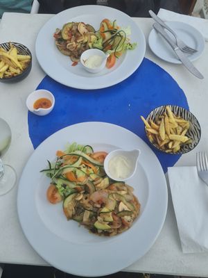 Quinoa burger and chips at Safari in Portimao