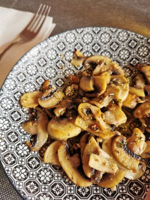 Starter: garlicky mushrooms at Safari in Portimao