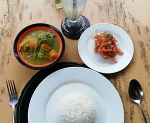 Burmese vegan curry and tomato salad at Bibo in Mandalay