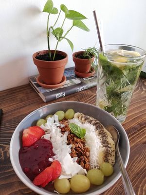 Cacao porridge bowl and a lemonade at Panenská Kaviareň in Bratislava