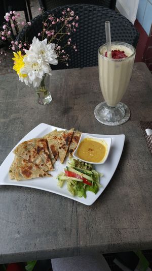 Herzhafte pfannkuchen mit salat und mango ananas kokossnus smoothy ♡ at Tiger Club in Berlin