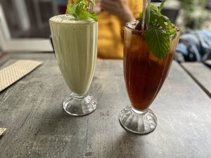 Smoothi mit avocado und ice tea at Tiger Club in Berlin