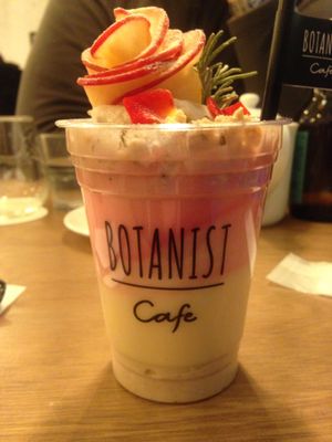 Seasonal spiced apple, rose and jasmine smoothie at Botanist in Tokyo